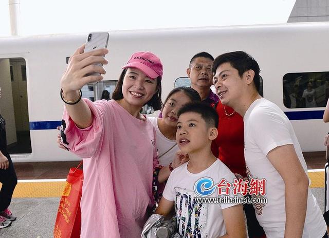 廈門進(jìn)港列車始發(fā) 市民游客紛紛“打卡”嘗鮮