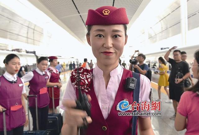 廈門進(jìn)港列車始發(fā) 市民游客紛紛“打卡”嘗鮮