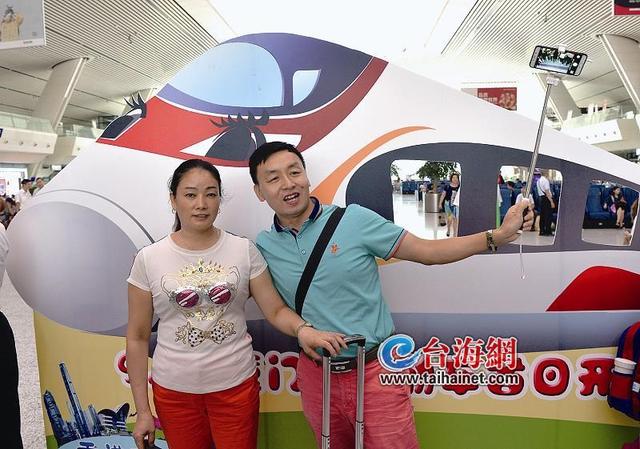 廈門進(jìn)港列車始發(fā) 市民游客紛紛“打卡”嘗鮮