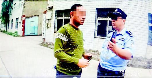  圖為民警持被騙女子的照片在轄區內尋人