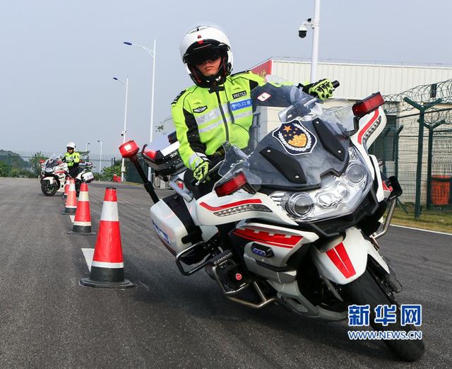 酷！廈門騎警新亮相 花式表演展示風采 