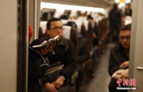 "資料圖:燕郊開往北京的動車。