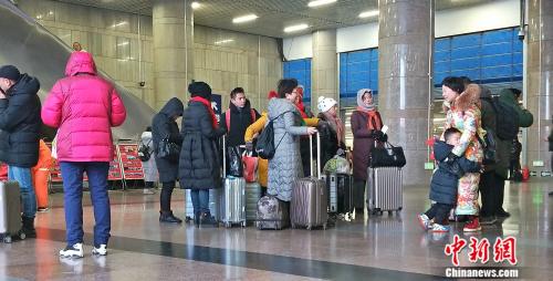 資料圖:北京西站正在候車的旅客。姚露 攝