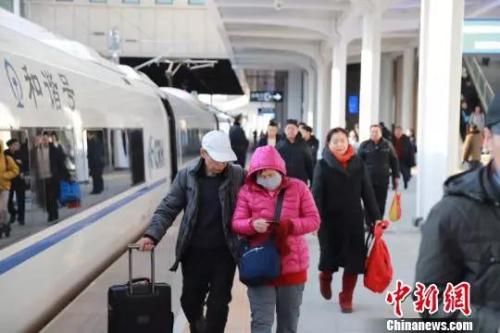 資料圖:正在準備上車的旅客。張學鵬 攝