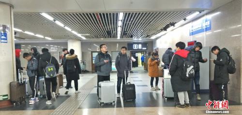 資料圖:正在車站內候車的旅客。姚露 攝