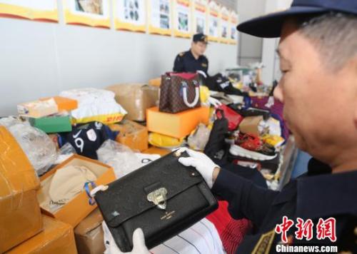 資料圖：東莞海關(guān)查獲的侵權(quán)貨物。埔關(guān) 攝