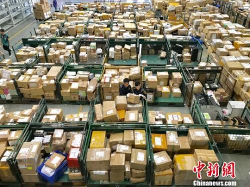 資料圖：廣州海關(guān)駐郵局辦事處關(guān)員在廣州航空郵件處理中心巡查。韓建全 攝