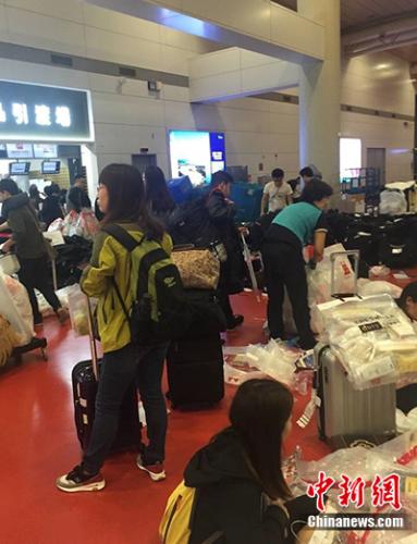 資料圖：韓國仁川機(jī)場的中國代購。受訪人供圖