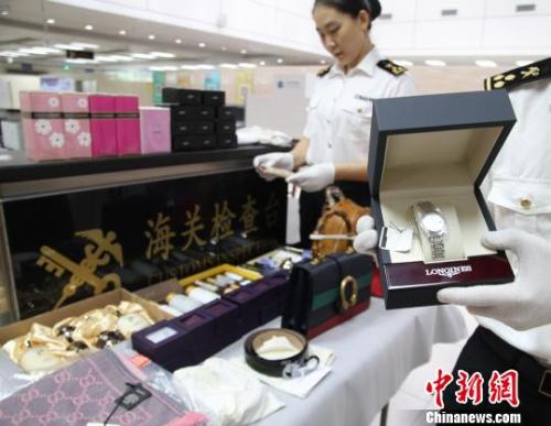 資料圖：海關(guān)工作人員正在清點(diǎn)查獲的韓國代購品。萬學(xué)玲 攝