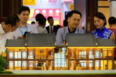 成都市民逛房交會(huì)，看新房子 　　攝影記者 張建