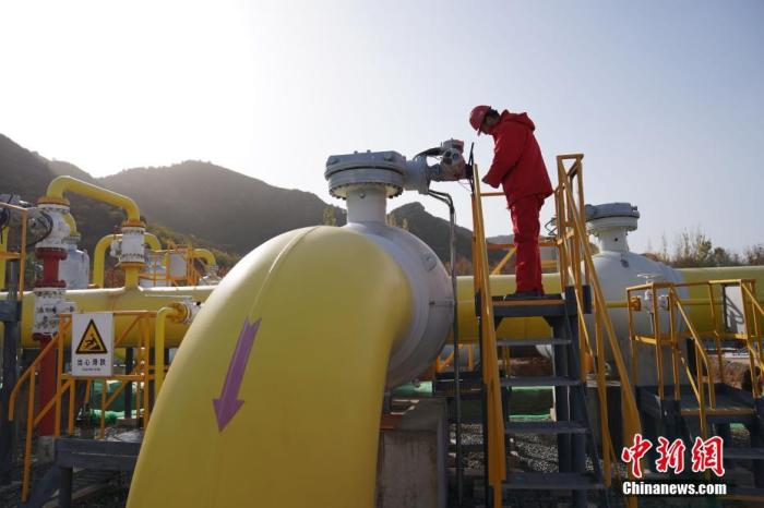 每年11月至來年3月是北方供暖季,也是用氣的高峰期。由陜西經(jīng)不同路由修至北京的4條“陜京管道”是首都的“供氣生命線”。圖為10月28日,密云分輸站員工正在檢查設(shè)備。中新社記者 蘇丹 攝