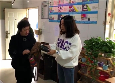 一個(gè)錢包的“幸運(yùn)旅程” 女乘客公交上遺失8000多元失而復(fù)得