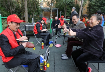 小伙連玩8個月游戲致盲后 加入這支特殊志愿者隊伍幫助他人