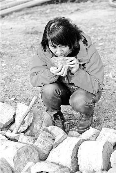 這樣打井也可以？舔石探水女博士澄清“土辦法”