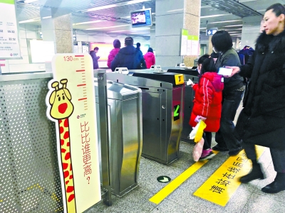 很多地方兒童免票還是只看“1米2” 孩子啥時可以放心長個兒