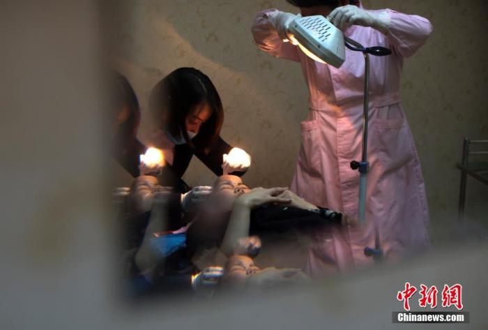 "資料圖:遭受家暴的女性,正在接受護(hù)士治療。<a