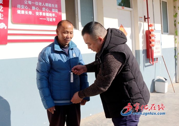 鴻星爾克向?qū)幓墙兼?zhèn)捐贈價值60萬元衣物