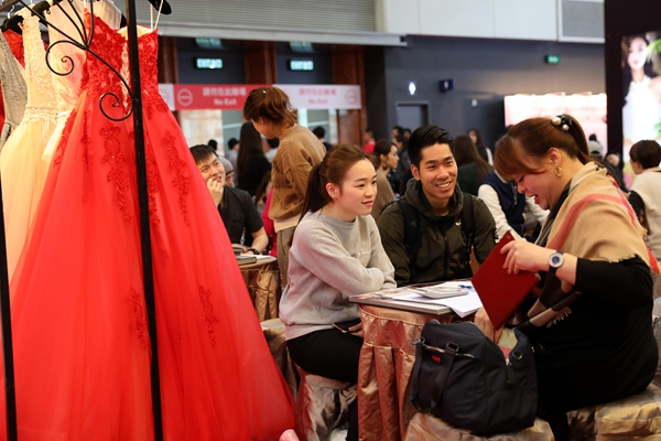 民政部數據顯示，2018年，中國單身人口已突破2億。圖為在婚博會上咨詢的年輕人。（新華社資料圖）