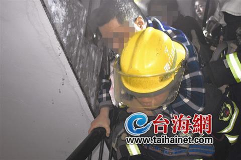 居民樓著火 消防隊員勇救12名被困群眾