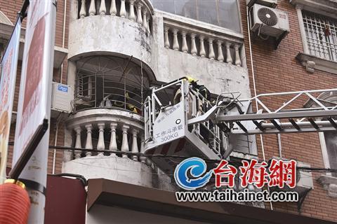 居民樓著火 消防隊員勇救12名被困群眾