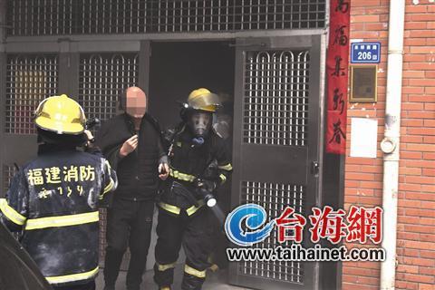 居民樓著火 消防隊員勇救12名被困群眾