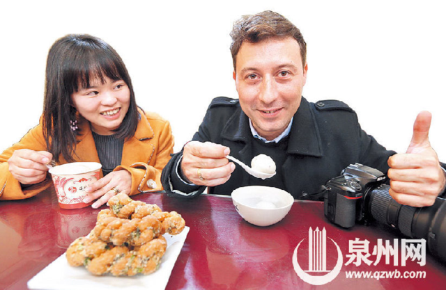 看花燈聽南音吃上元丸 泉州元宵令"老外"著迷