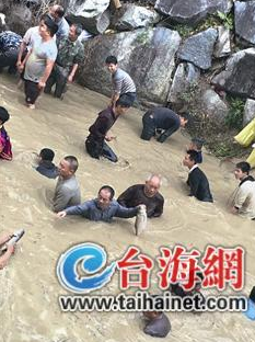 漳州平和縣柴船村：5000多人河里抓魚 場面壯觀