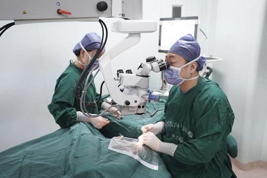 福州閩清“光明扶貧”進村 尿毒癥依伯重獲光明