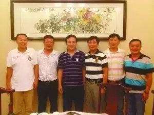 當(dāng)年找到恩人后的合影