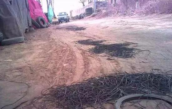  ? 地下作坊周邊，散落著大量“刻紋”的廢料橡膠條