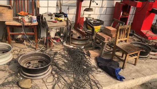  ?地下作坊內(nèi)的輪胎翻新設(shè)備