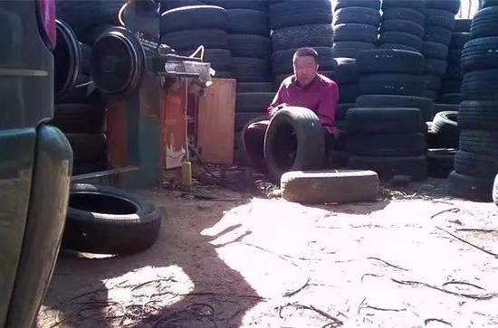  ?“輪胎超市”內(nèi)，翻新舊胎的人員很警覺