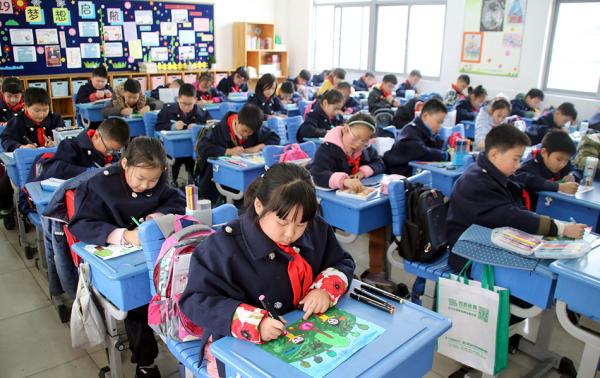 　有委員建議，中小學(xué)適當(dāng)延長(zhǎng)在校時(shí)間，適當(dāng)保留競(jìng)爭(zhēng)機(jī)制，限制針對(duì)中小學(xué)生的各類(lèi)培訓(xùn)機(jī)構(gòu)。視覺(jué)中國(guó) 圖