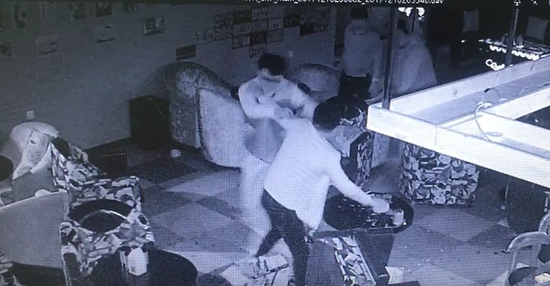 王浪反擊時，李雷手中酒瓶掉落，曾試圖去抓煙灰缸還擊，但不慎摔倒