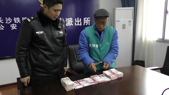 何某指認其所購買的假幣。長沙鐵路公安供圖