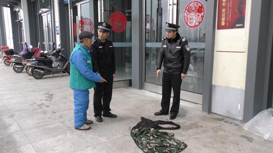 何某指認當時進站時所穿的衣服。長沙鐵路公安供圖