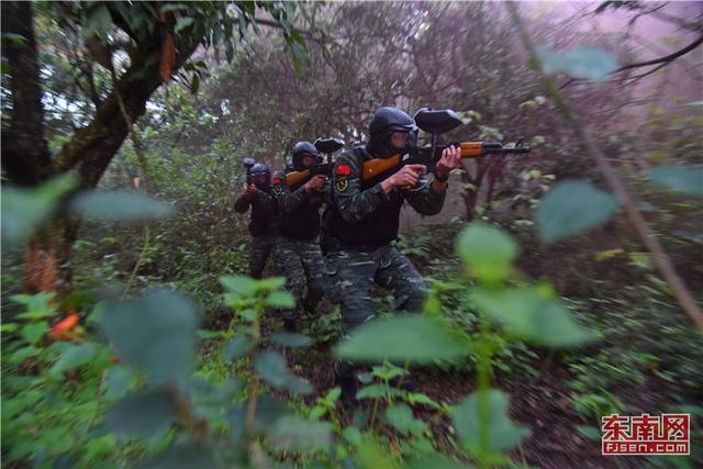 “魔鬼周”極限訓練 上百名特戰官兵上演真人版“吃雞” 