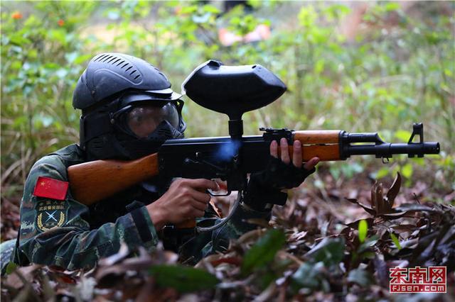 “魔鬼周”極限訓練 上百名特戰官兵上演真人版“吃雞” 