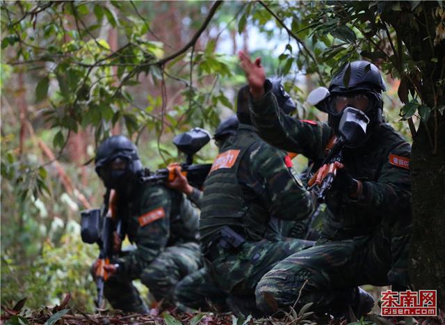 “魔鬼周”極限訓練 上百名特戰官兵上演真人版“吃雞” 