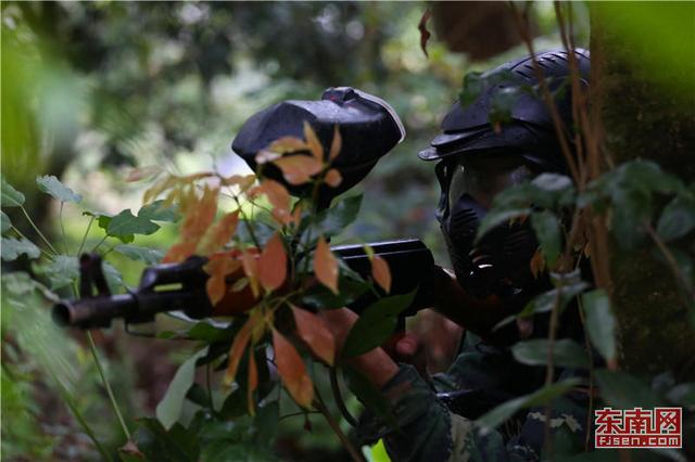 “魔鬼周”極限訓練 上百名特戰官兵上演真人版“吃雞” 