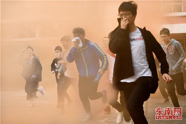 福建中醫藥大學在旗山校區學生生活區開展演練消防應急疏散 