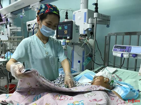 目前患兒在ICU，生命體征平穩