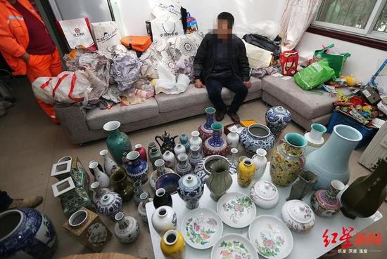 ▲看著一屋子的假古董，吳超（化名）欲哭無淚