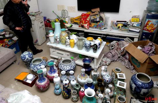 ▲假古董堆滿屋