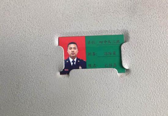 ? 四班宿舍里的衣物柜上寫(xiě)著各自主人的名字，如今其中5個(gè)已空空蕩蕩