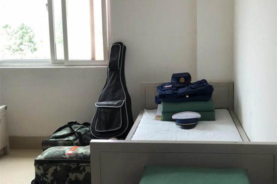 ? 老班長(zhǎng)孔祥磊的床邊立著他心愛(ài)的吉他
