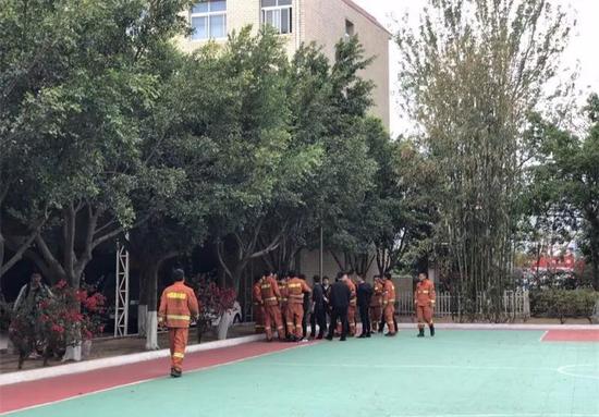 ?4月3日，結(jié)束搜救回到駐地的四中隊(duì)消防隊(duì)員