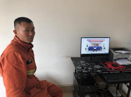 ?胡顯祿的電腦里保存著戰(zhàn)友的合照