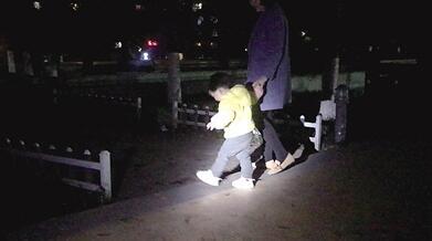 ▲有了馬大爺的手機亮光，大家過路更方便。