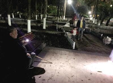 馬大爺為路人照亮道路